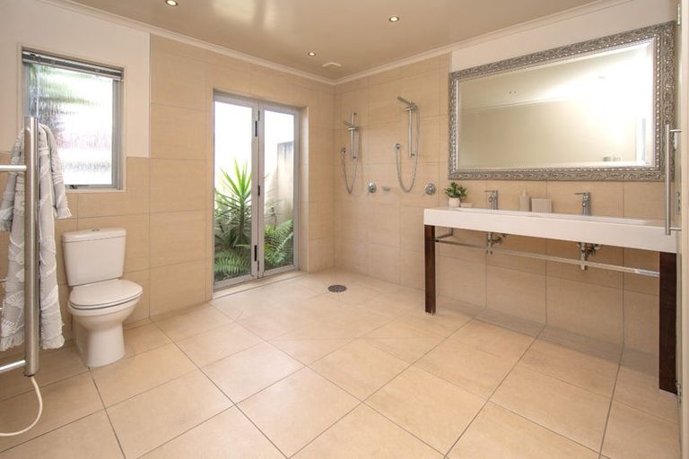 Photo of property in 2/11 Mclellan Place, Ilam, Christchurch, 8041