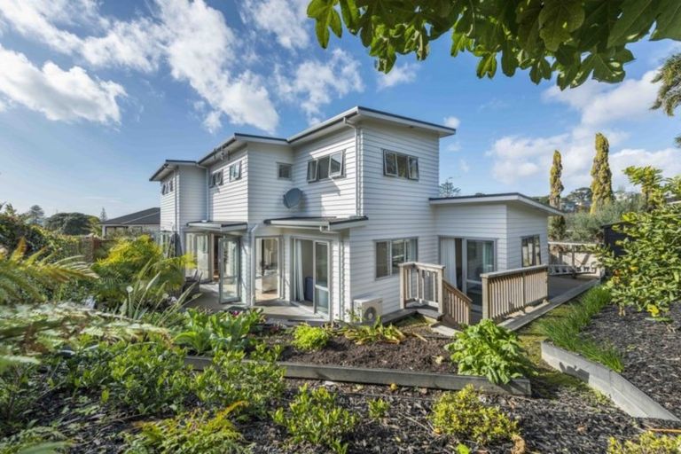 Photo of property in 3a Rossmore Terrace, Murrays Bay, Auckland, 0630