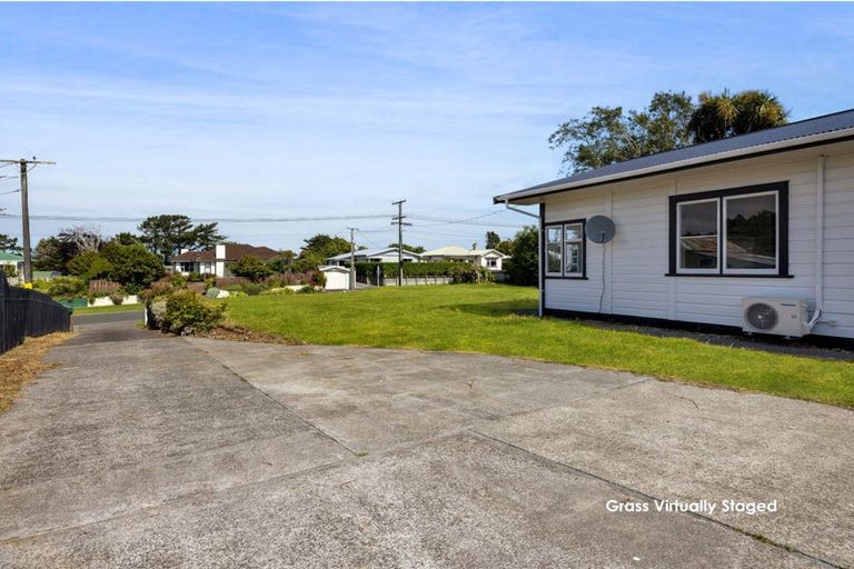 Photo of property in 35 Gladstone Street, Hawera, 4610