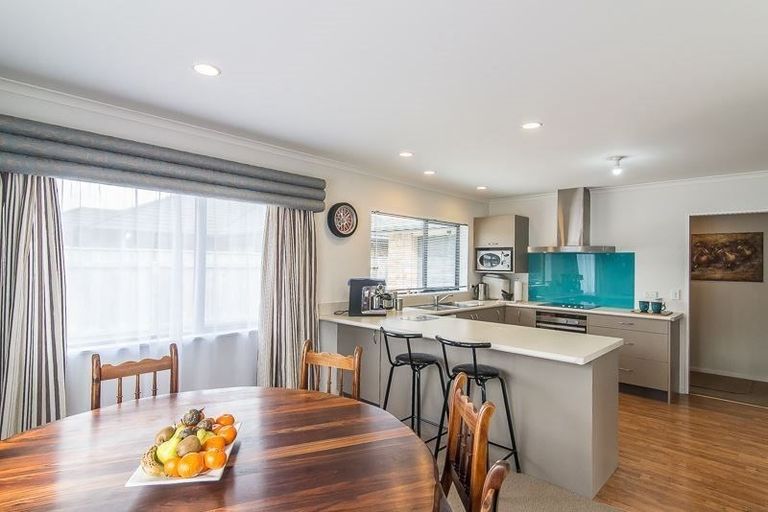 Photo of property in 18 Guildford Drive, Paraparaumu, 5032