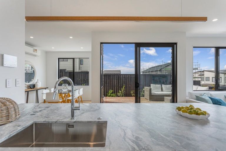 Photo of property in 5 Makumaku Place, Long Bay, Auckland, 0630