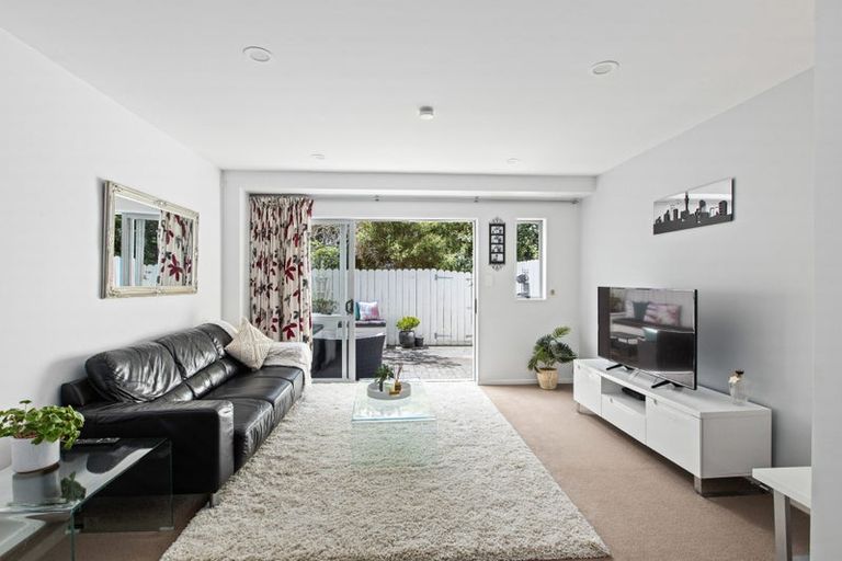 Photo of property in 8/22 Northcross Drive, Oteha, Auckland, 0632