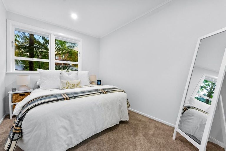 Photo of property in 21 Lantana Road, Green Bay, Auckland, 0604