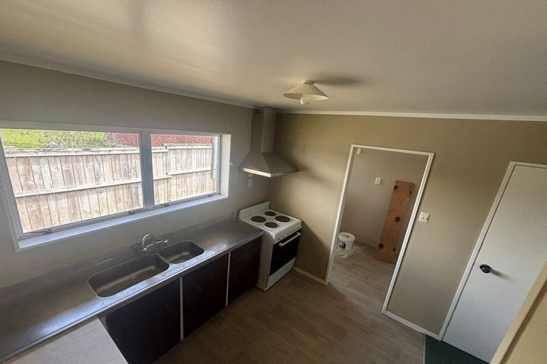 Photo of property in 2/8 Darlington Place, Glendene, Auckland, 0602