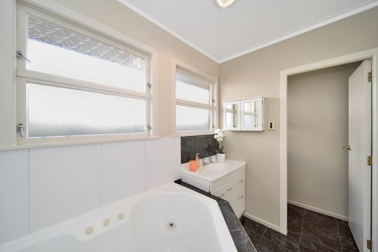 Photo of property in 72 Pioneer Road, Moturoa, New Plymouth, 4310