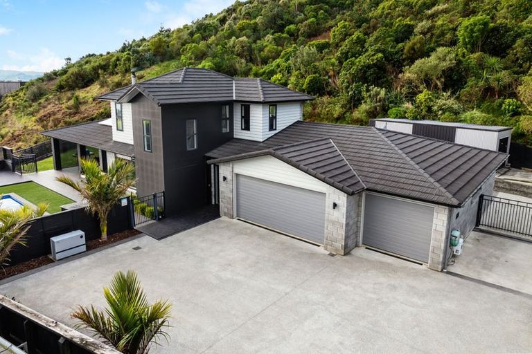 Photo of property in 15 Glenorchy Way, Aotea, Porirua, 5024