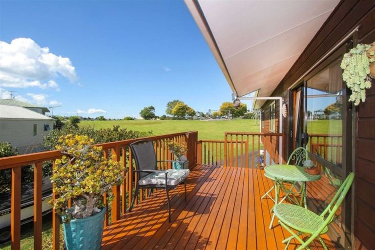 Photo of property in 2/9 Bronzewing Terrace, Unsworth Heights, Auckland, 0632