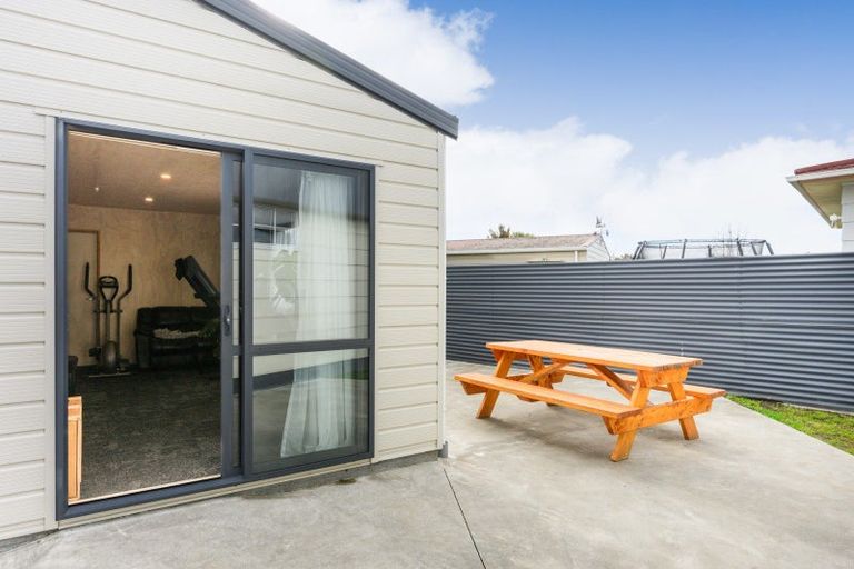 Photo of property in 35 Hillcrest Drive, Kelvin Grove, Palmerston North, 4414