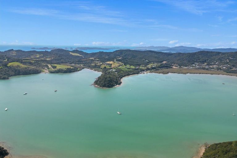 Photo of property in 126 Te Wahapu Road, Russell, 0272