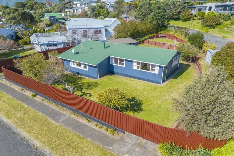 Photo of property in 13 Hicks Crescent, Waikanae Beach, Waikanae, 5036