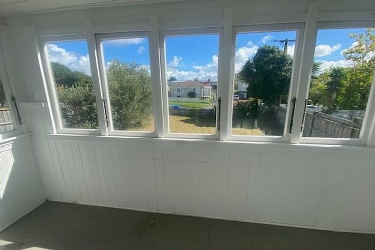 Photo of property in 118a Hutchinson Avenue, New Lynn, Auckland, 0600