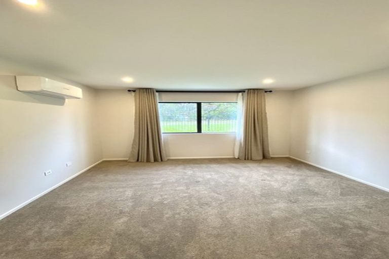 Photo of property in 21 Reserva Crescent, Kumeu, 0810