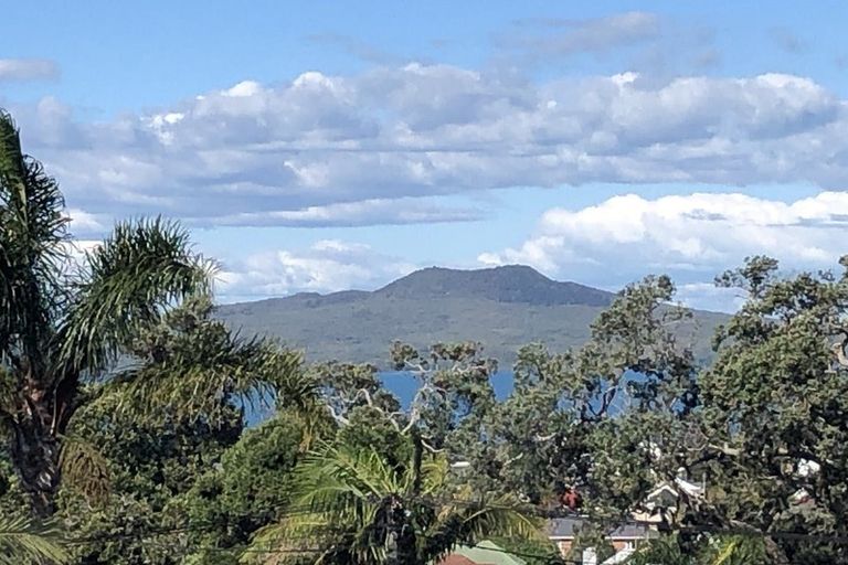 Photo of property in 3/27 Rangitoto Terrace, Milford, Auckland, 0620