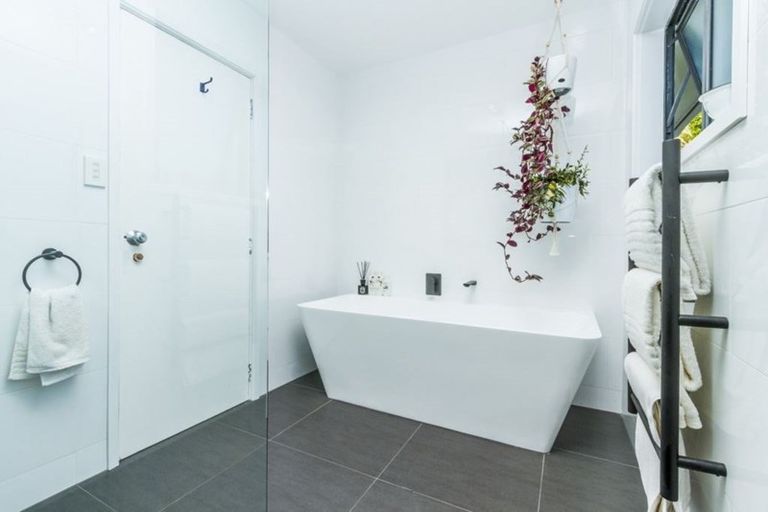 Photo of property in 1/28 Capilano Place, Glenfield, Auckland, 0629