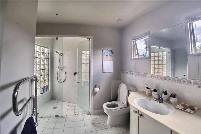 Photo of property in 2/55 East Coast Road, Milford, Auckland, 0620