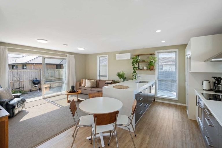 Photo of property in 2/126a Middlepark Road, Sockburn, Christchurch, 8042