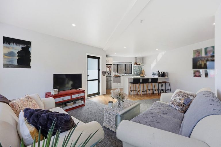Photo of property in 64 Robbies Road, Shelly Park, Auckland, 2014