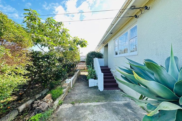 Photo of property in 39 Cambridge Terrace, Papatoetoe, Auckland, 2025
