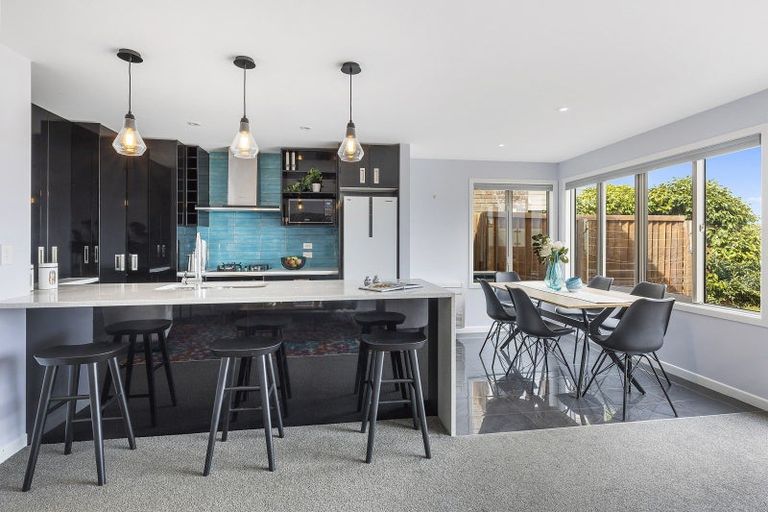 Photo of property in 5 Countess Close, Maupuia, Wellington, 6022