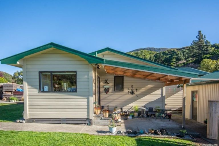 Photo of property in 52 Wairau Road, Picton, 7220