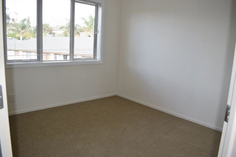 Photo of property in 10/15 Andersons Road, Oteha, Auckland, 0632