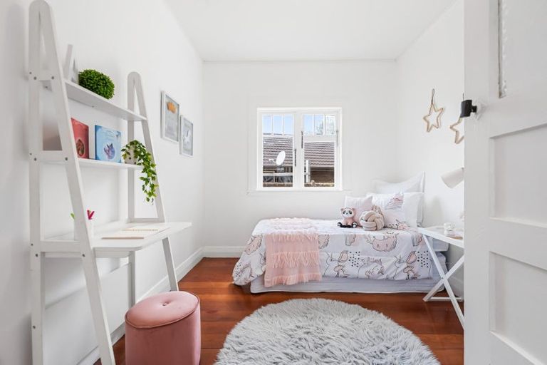 Photo of property in 1-2/6a Pohutukawa Street, Woburn, Lower Hutt, 5010