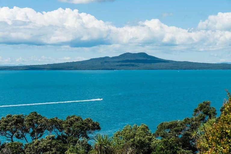 Photo of property in 35 View Road, Campbells Bay, Auckland, 0630