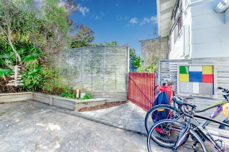 Photo of property in 27 Eruini Street, Waikanae Beach, Waikanae, 5036