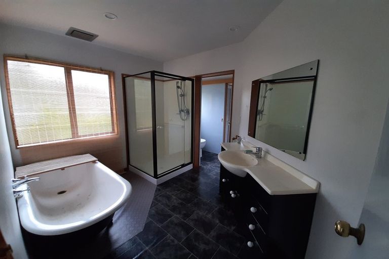 Photo of property in 28 Pohutukawa Avenue, Red Beach, 0932