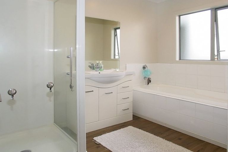 Photo of property in 60 Te Puia Drive, Aotea, Porirua, 5024