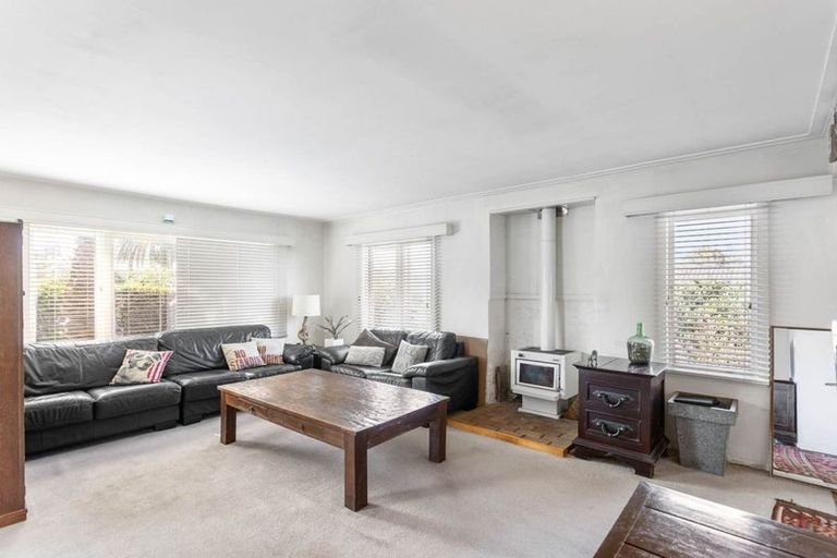 Photo of property in 11 Roberts Road, Te Atatu South, Auckland, 0610