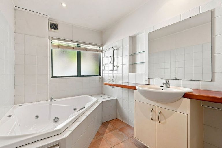Photo of property in 1/11 Saddleback Rise, Murrays Bay, Auckland, 0630