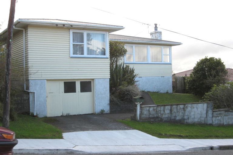 Photo of property in 16 Link Road, Newlands, Wellington, 6037