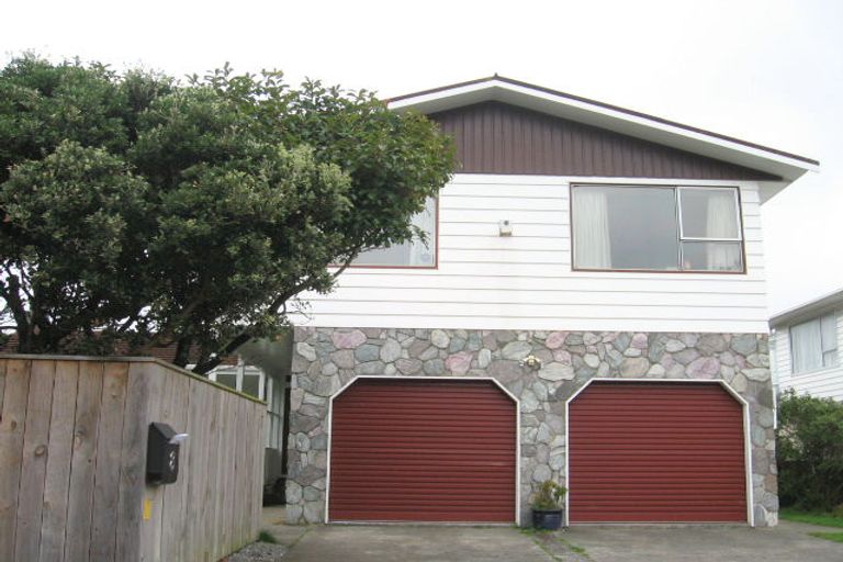 Photo of property in 8 Mckeefry Grove, Tawa, Wellington, 5028