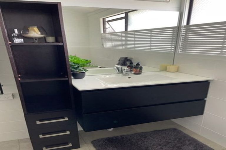 Photo of property in 1/26 Ridge Road, Waiake, Auckland, 0630