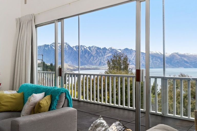 Photo of property in 59a-b Wynyard Crescent, Fernhill, Queenstown, 9300