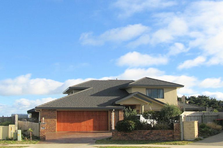 Photo of property in 32 Quadrant Heights, Paraparaumu, 5032