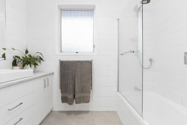 Photo of property in 1/8 Tempo Place, Torbay, Auckland, 0630