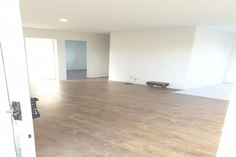 Photo of property in 79 Roberts Road, Te Atatu South, Auckland, 0610