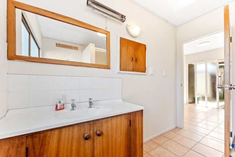 Photo of property in 6 Quo Vadis Place, Red Beach, 0932