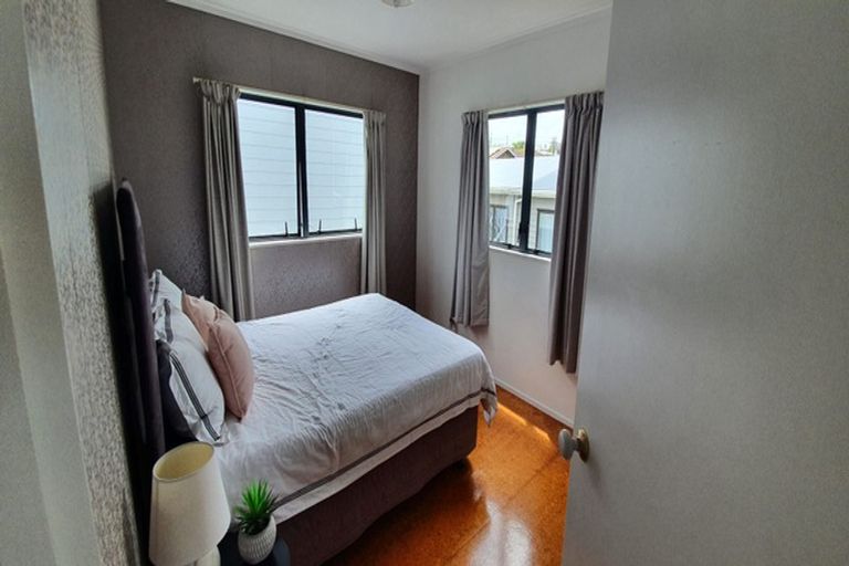 Photo of property in 2/22 Lambrown Drive, Totara Vale, Auckland, 0629