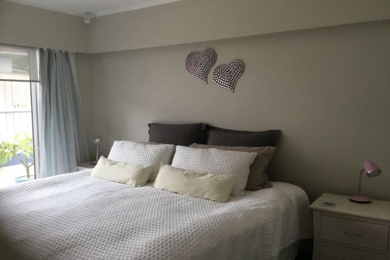 Photo of property in 1/104 East Coast Road, Forrest Hill, Auckland, 0620