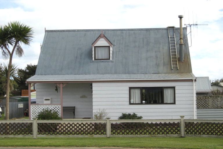 Photo of property in 4 Mavis Avenue, Waikawa Beach, Levin, 5573