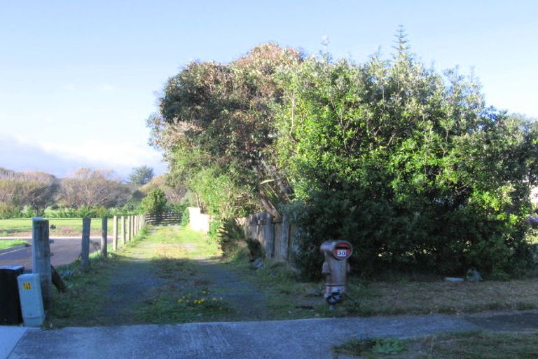 Photo of property in 30a Titoki Road, Waikanae Beach, Waikanae, 5036