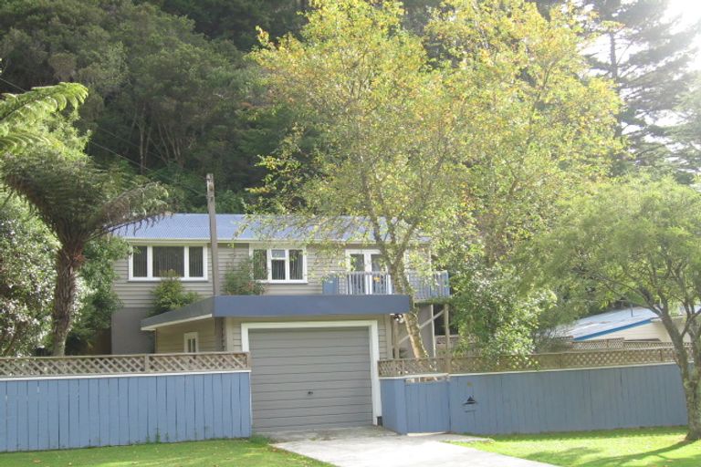 Photo of property in 98 Pinehaven Road, Pinehaven, Upper Hutt, 5019
