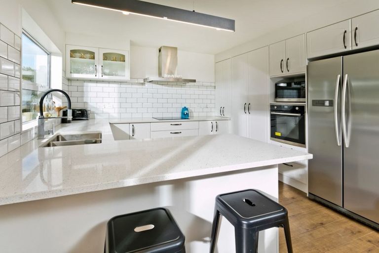 Photo of property in 28 Shah Place, Glen Eden, Auckland, 0602