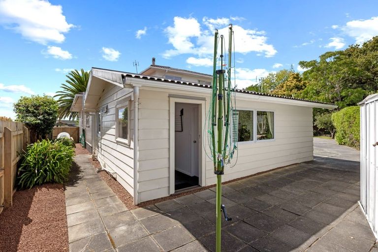 Photo of property in 43 Rewarewa Road, Te Atatu Peninsula, Auckland, 0610