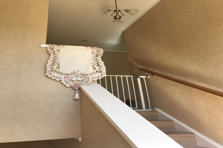 Photo of property in 1/4 Mossop Rise, Glenfield, Auckland, 0629