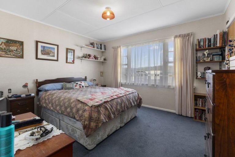 Photo of property in 71 Miromiro Road, Normandale, Lower Hutt, 5010