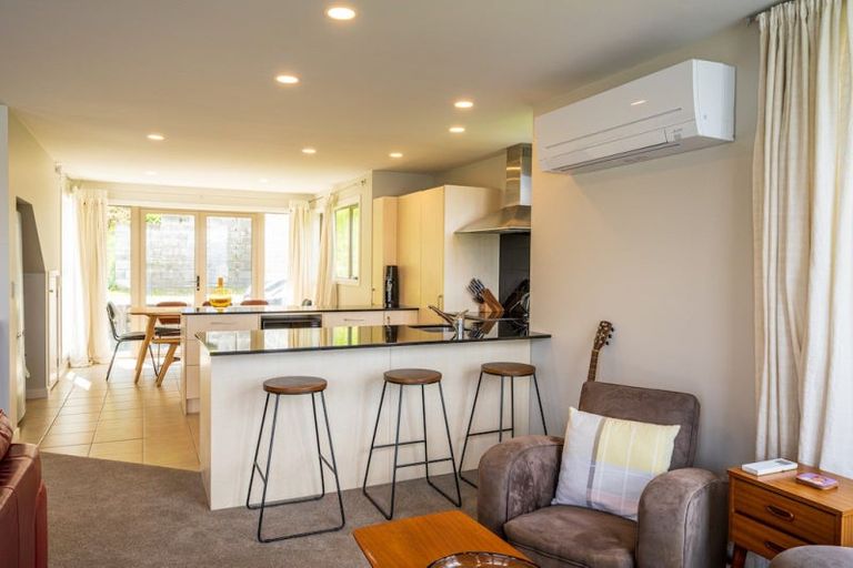 Photo of property in 72 Wynyard Crescent, Fernhill, Queenstown, 9300